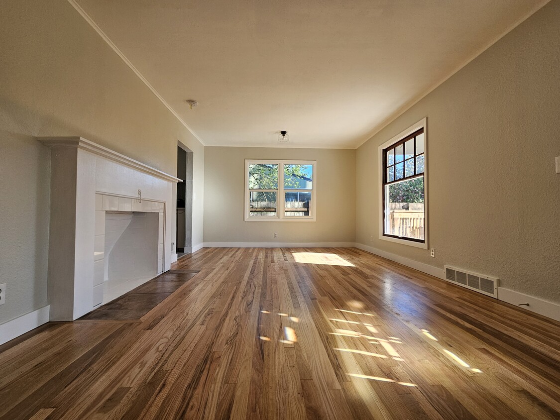 Living/Dining Room Combo - 13225 SE Oatfield Rd