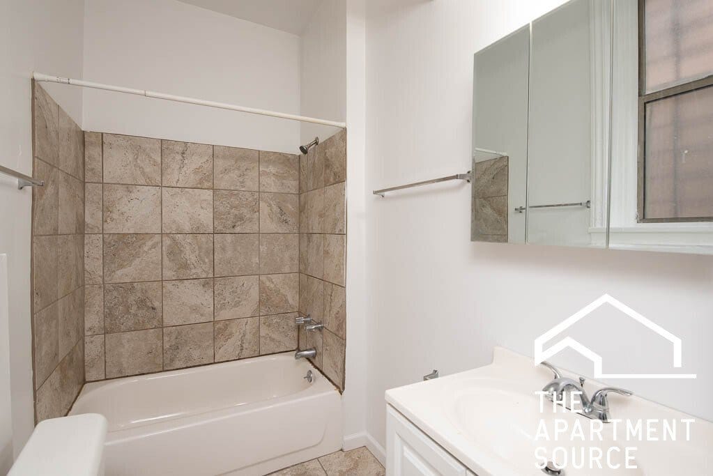 Photo - 1371 W Estes Ave (Chicago, IL)