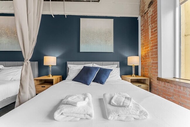 Building Photo - 555 Evergreen St