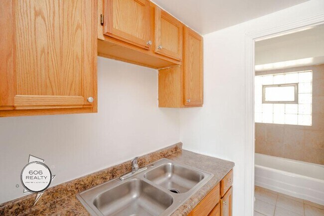 Foto del edificio - Bright and Sunny Cicero Apts Available!