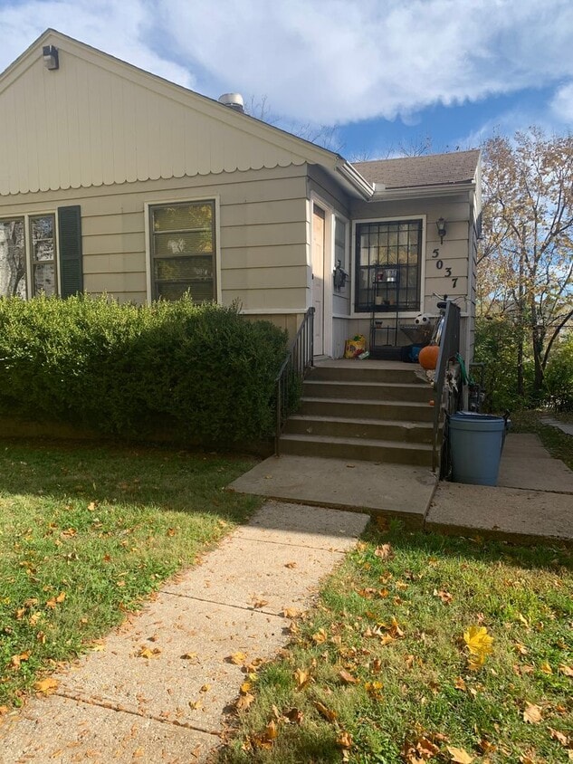 5037 Grand Ave Unit 5037 1/2, Kansas City, MO 64112 Room for Rent in