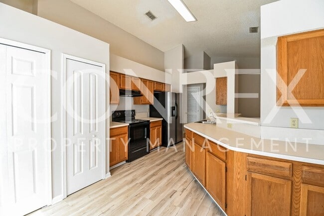 Building Photo - Charming 3 Bedroom Home