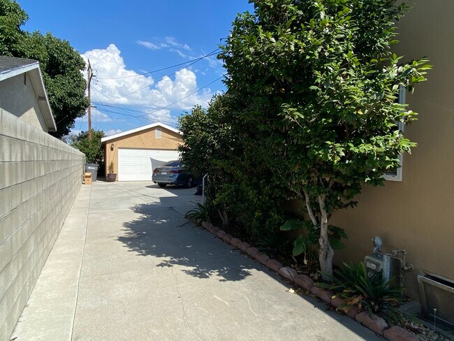 Building Photo - 11630 El Granada Ave