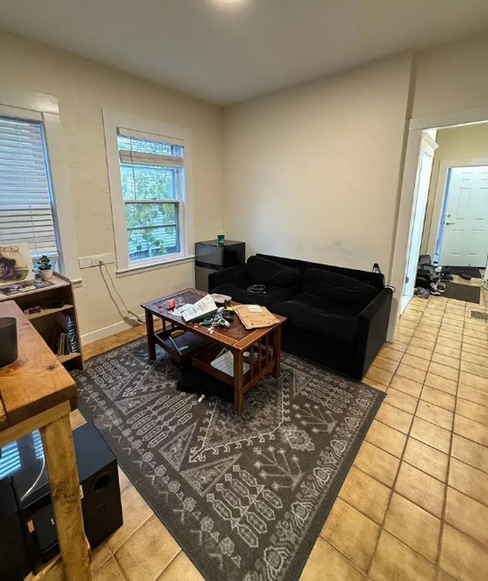 Building Photo - Charming 6 Bedroom House