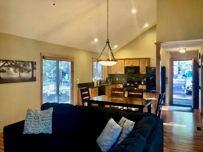 Building Photo - Sunriver Retreat - 2 Cedar Lane - FALL SPE...