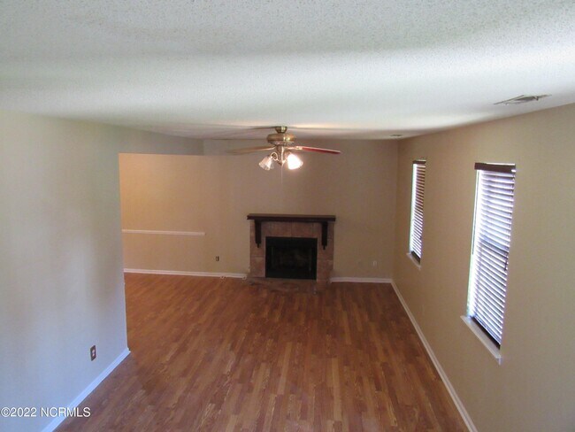 Foto del edificio - 208 Teakwood Pl