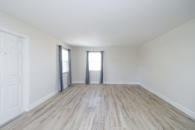 Building Photo - ONE MONTH FREE RENT***UNDER RENOVATION***N...