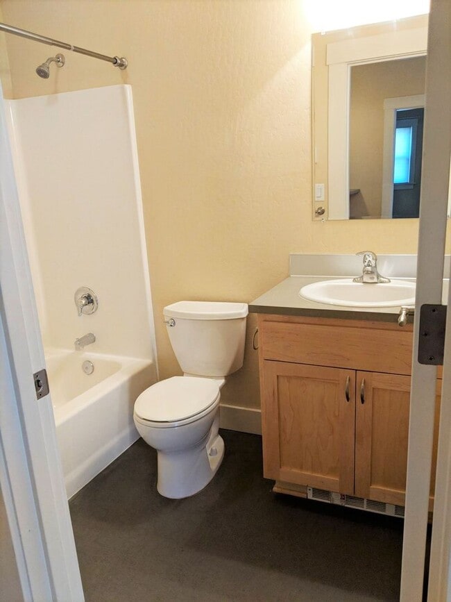 Building Photo - Updated 3 bedroom/3 bathroom duplex at E. ...