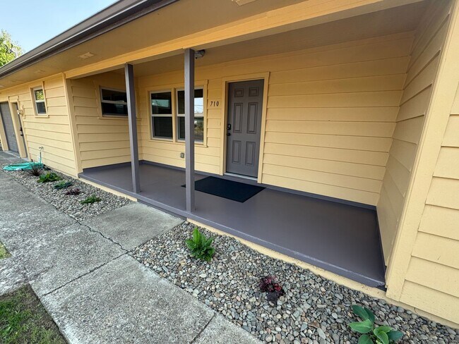 Foto del edificio - Beautifully Renovated 3 Bedroom ~ 2 Bathro...