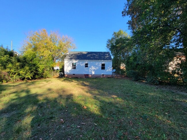 Building Photo - Cute 3 bedroom 1 bath home close to downtown!