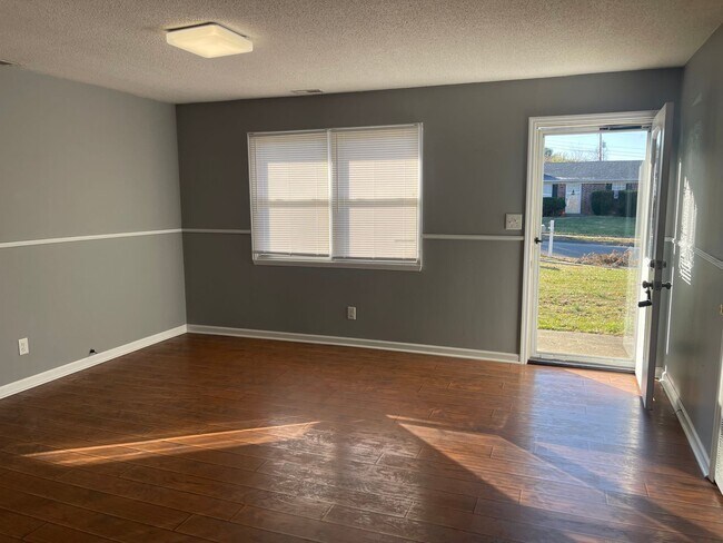 Building Photo - Beautiful 3 Bed, 1 Bath Convenient Location Mins From Hospital and Shopping
