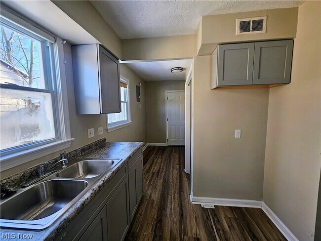 Foto del edificio - 2450 Greenvale Rd