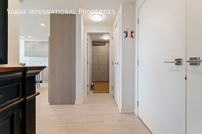 Building Photo - PANORAMIC VIEWS | LUXURY 1 BDRM + DEN at H...