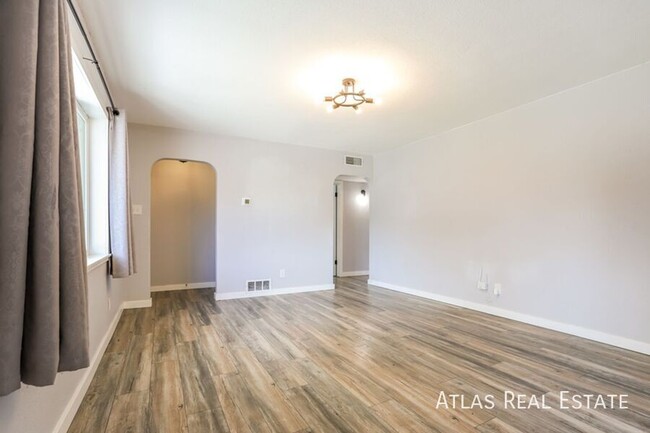 Building Photo - Charming 3-Bedroom Rental with Spacious Ba...