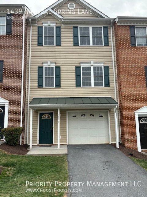 Building Photo - Recently renovated and available now!