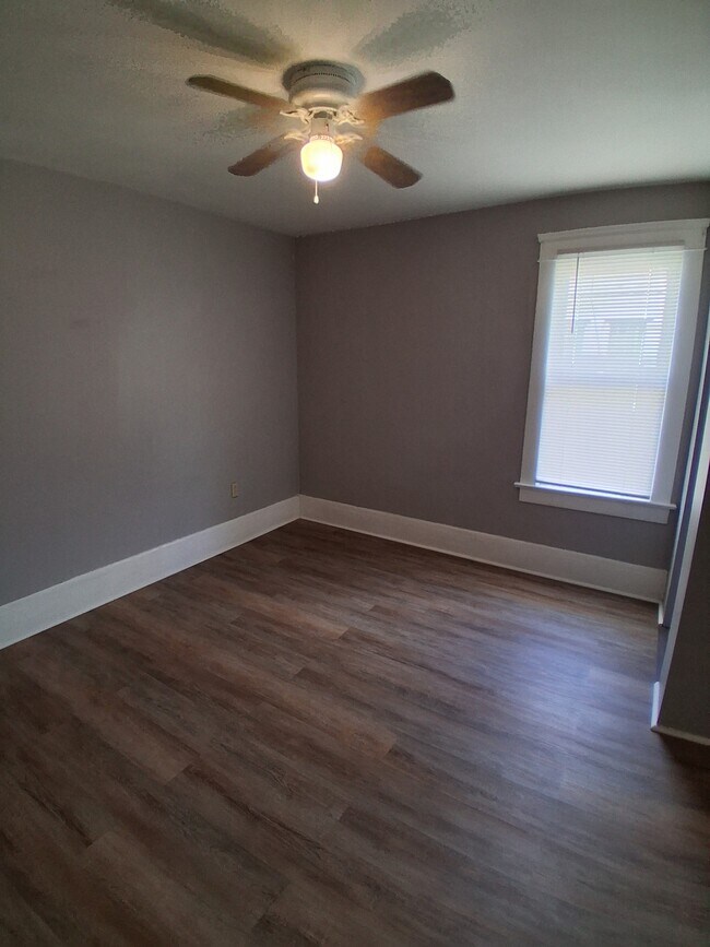 Dormitorio 1, Nivel 2 - 245 E Ford Ave