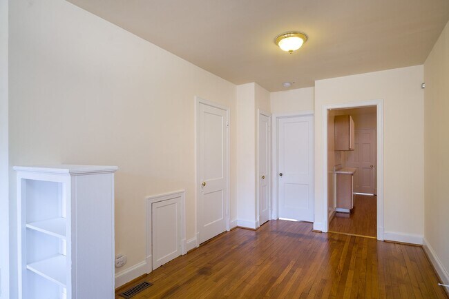 Foto del edificio - 2328 40th St NW