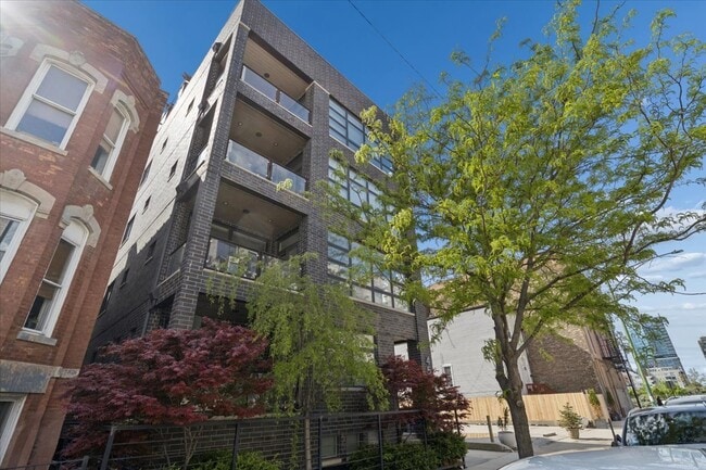 Building Photo - 456 N Carpenter St