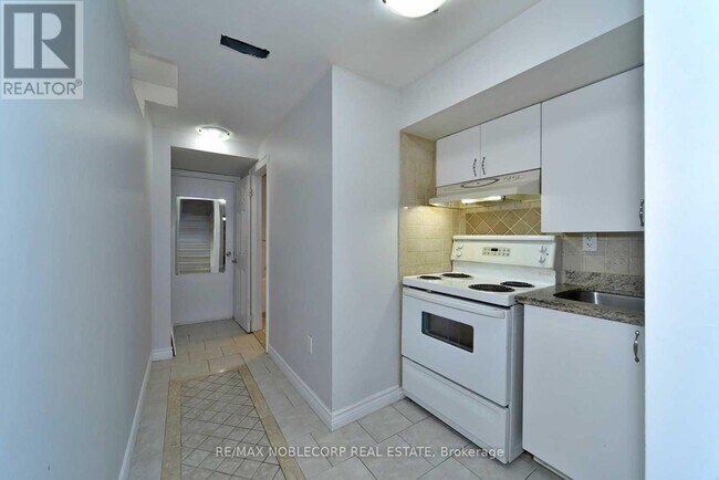 Photo du bâtiment - BASEMENT - 16-103 FOXCHASE AVENUE