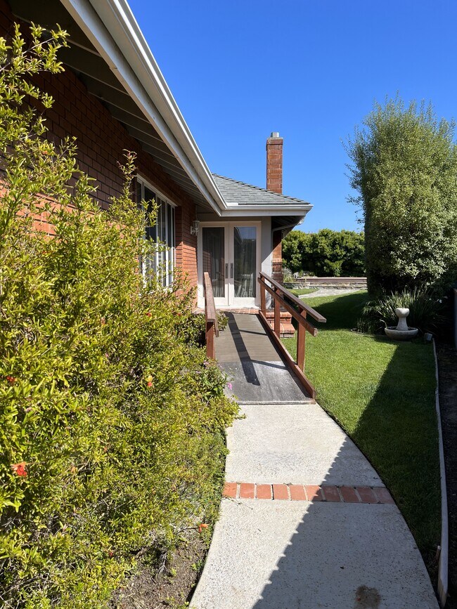 Entrada a la puerta principal - 483 Calle Amigo