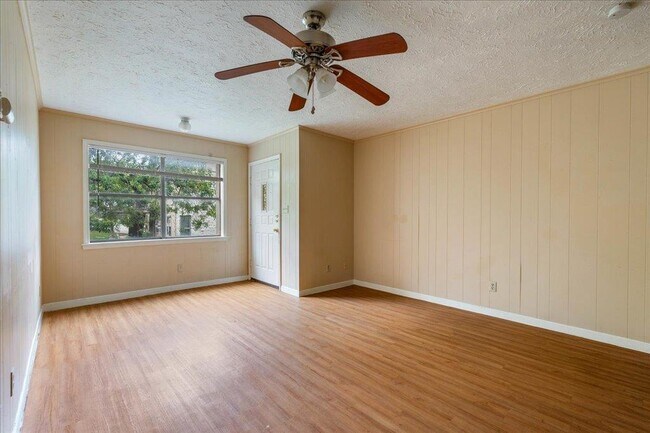 Foto del edificio - 908 N LBJ Dr