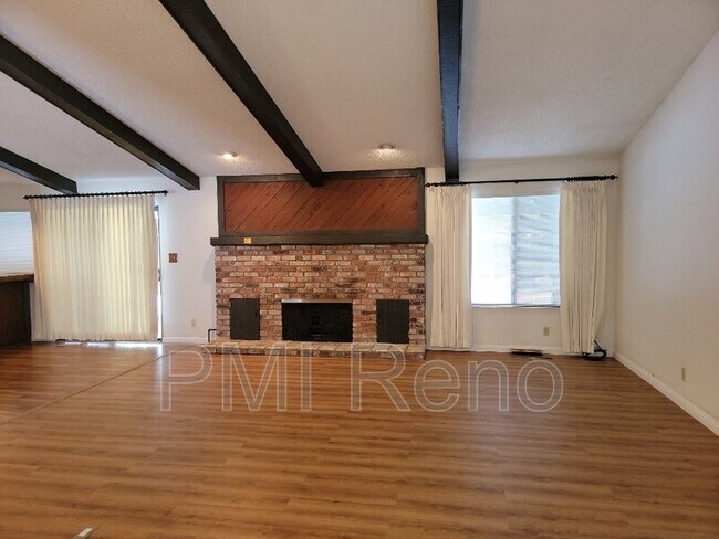 Foto del edificio - 2410 W Plumb Ln
