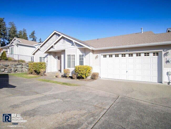 Foto del edificio - Beautiful 2-Bedroom Townhome with Vaulted Ceilings & 2-Car Garage!!