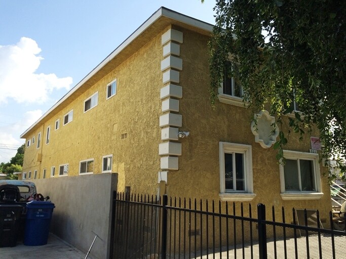 Building Photo - 921 E 91st St