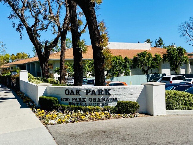 Foto del edificio - Beautifully Renovated 3+2 Creekside Condo in Calabasas