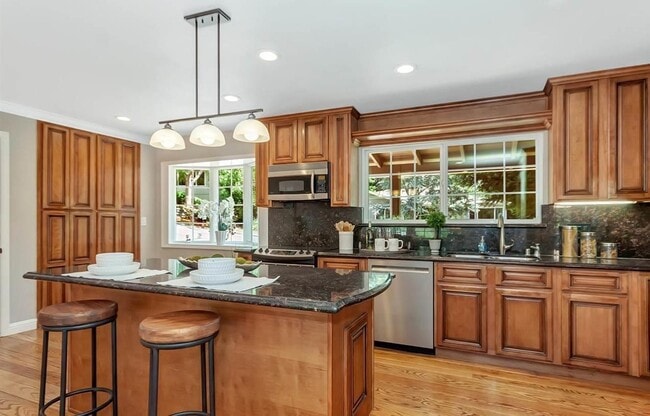 Building Photo - 6 Bedroom House in Moraga!! 6 MONTH LEASE ...