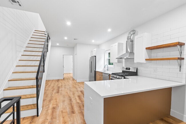 Building Photo - 442 W Queen Ln