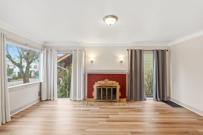 Building Photo - Charming Mt. Tabor Home with Loft & Basement Bonus Space!