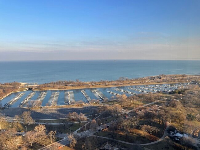 Foto del edificio - 2650 N Lakeview Ave