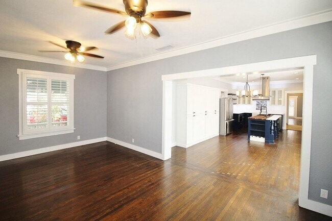 Foto del edificio - Updated and Absolutely Charming 3/2 Crafts...