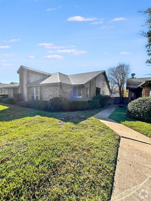 Building Photo - 1405B Braker Ln