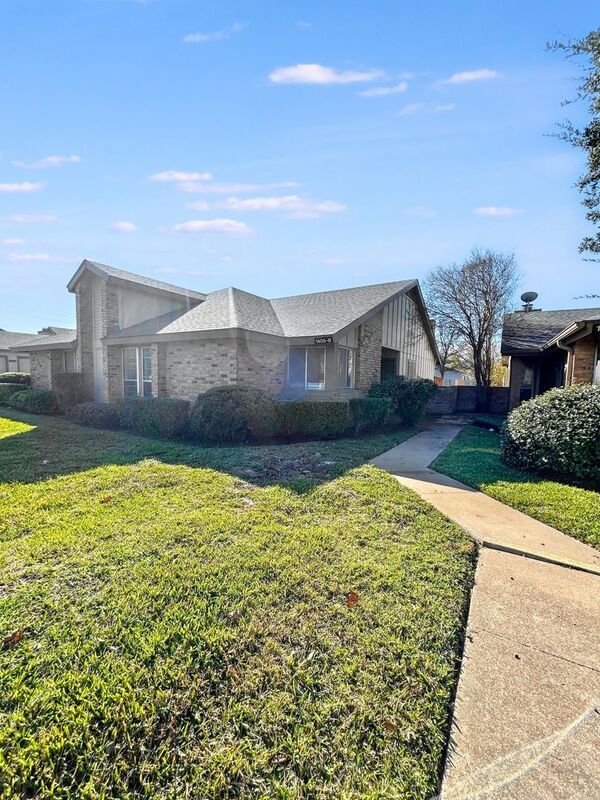 Primary Photo - 1405B Braker Ln