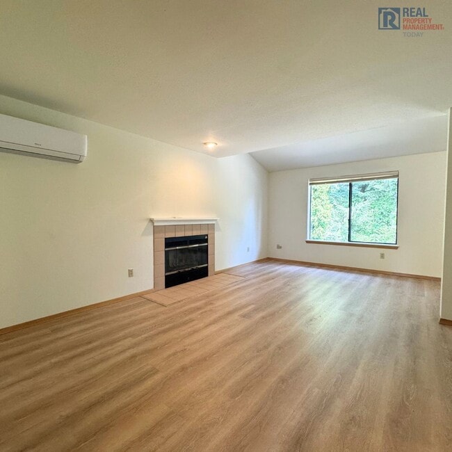 Building Photo - Updated 2 Bedroom 2 Bathroom Duplex in Fir...