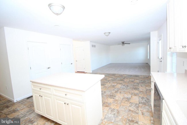 Building Photo - 713 W Birdie Ln