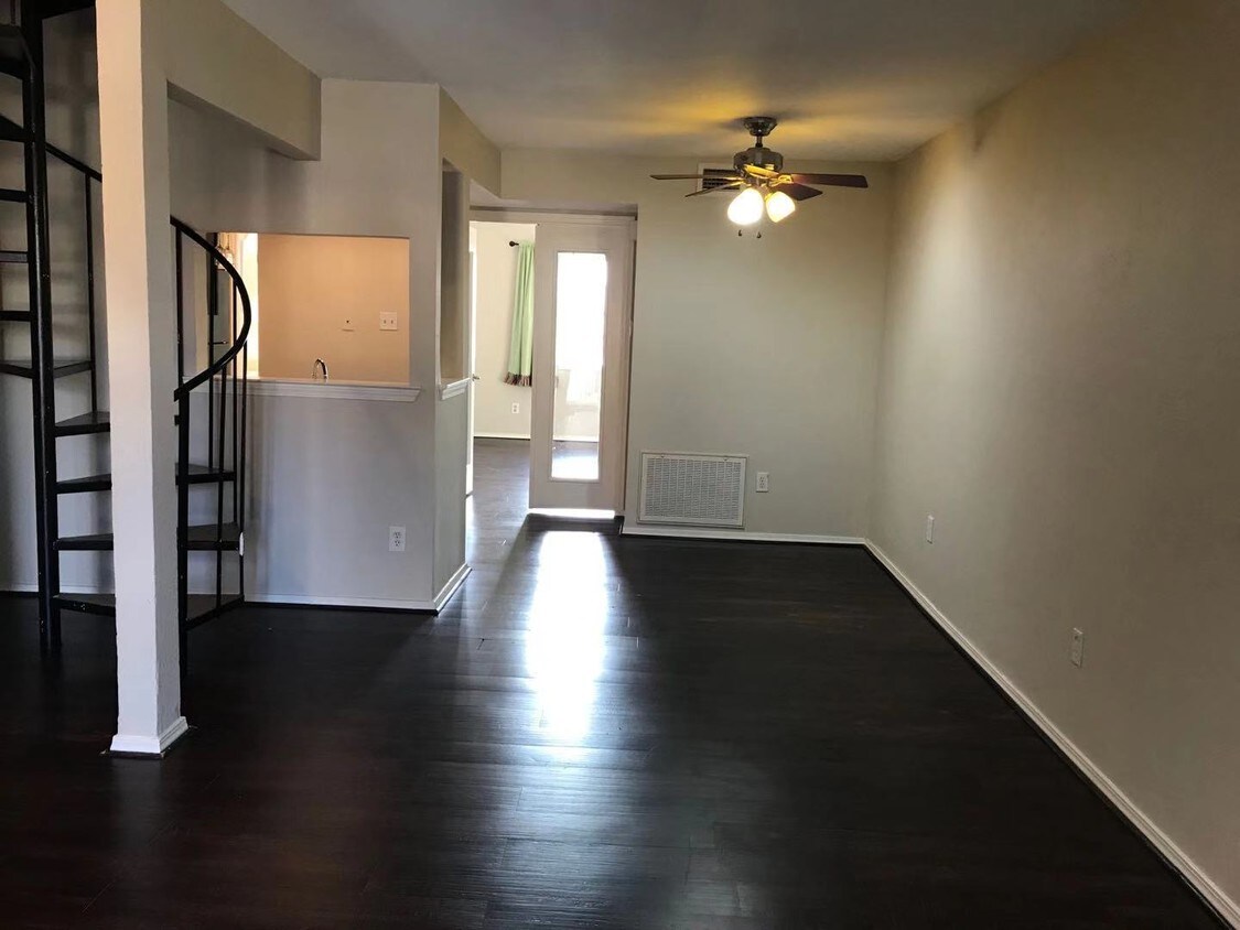 Foto principal - 5590 Spring Valley Rd