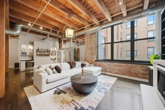 Foto del edificio - 1727 S Indiana Ave