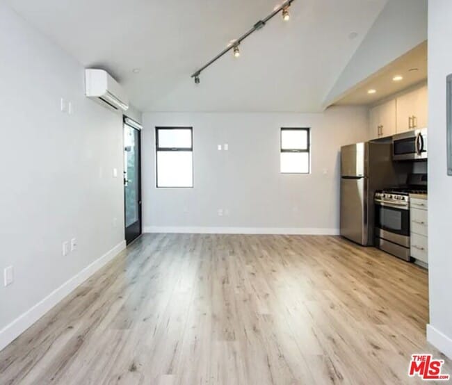 Foto del edificio - 483 Washington Blvd