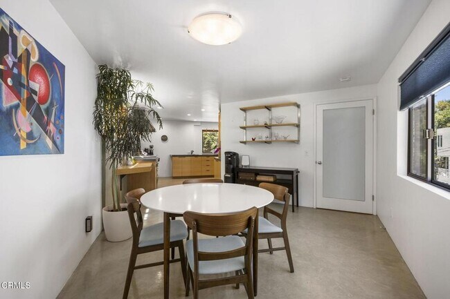 Foto del edificio - 3551 Dixie Canyon Pl