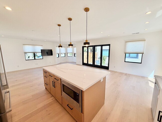 Foto del edificio - Never-Lived-In Luxury: 1,408 Sq Ft Detached Single-Family Home with Private Office — Downtown Sun...