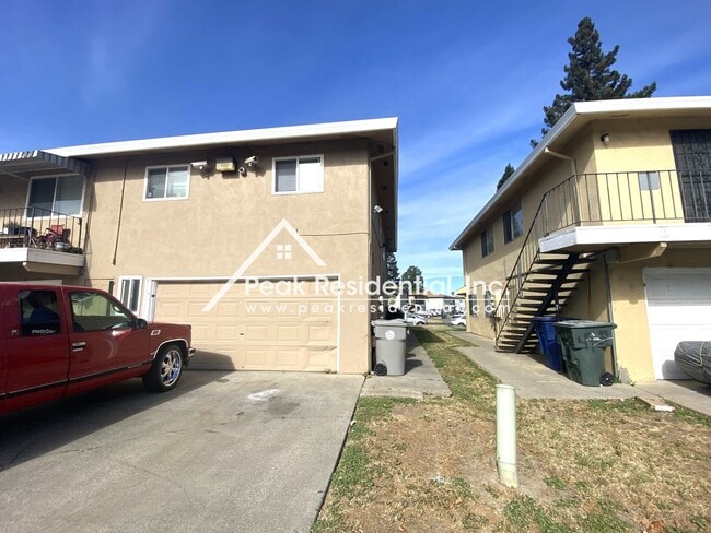 Foto del edificio - Spacious 2bd/1ba Sacramento Fourplex