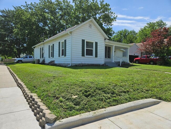 Foto del edificio - 2158 N Boonville Ave