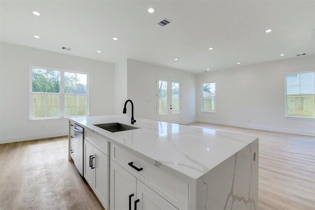 Building Photo - "Charming 3-Bed Oasis with 2.5 Baths & 1,707 Sq Ft in Houston's Heart!"