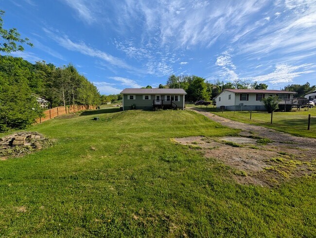 Building Photo - 879 Poor Farm Rd