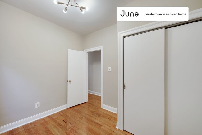 Foto del edificio - Private bedroom in 4 bed/1 bath Home