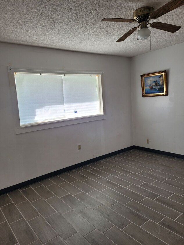 Building Photo - 4 Bedroom Single Family Home in Pensacola
