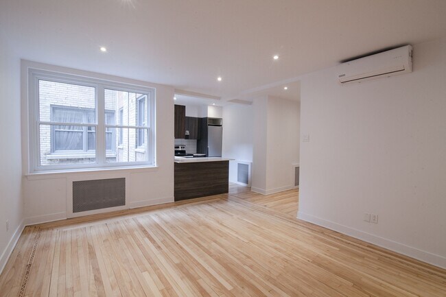 Building Photo - 2105 Rue Chomedey